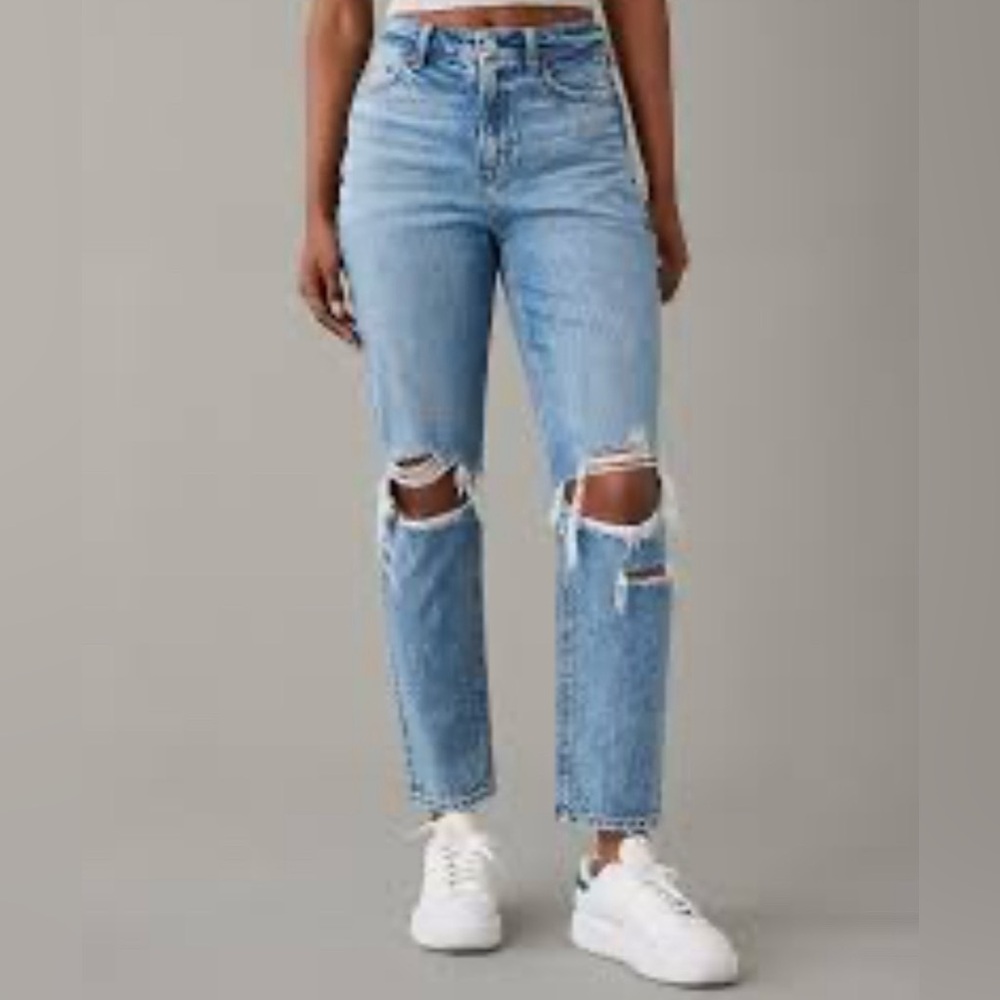 American Eagle size 6, mom stringent blue jeans ripped straight legged